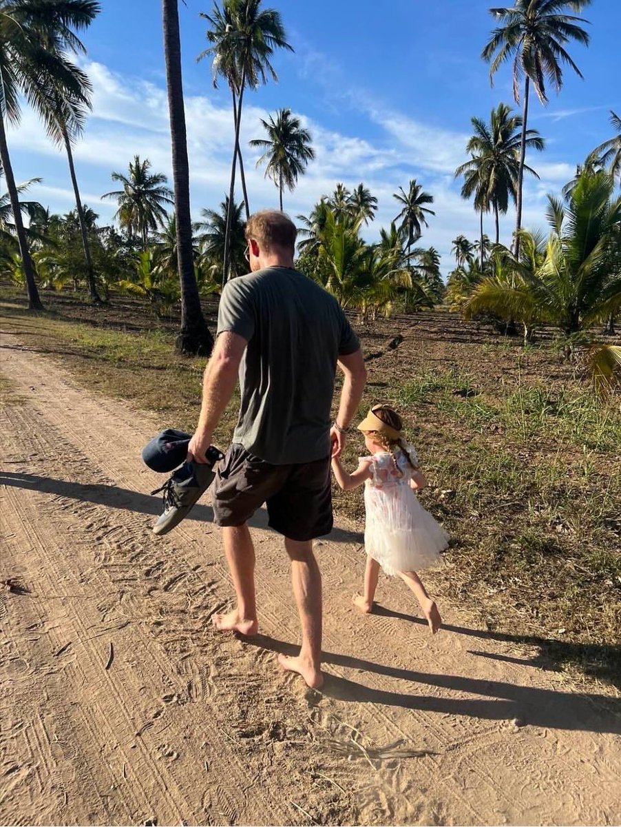 agedorgallery's tweet photo. 🌸 Happy 4th Birthday, Lilibet! 🌸

Today marks a special milestone for little Lilibet, the beloved daughter of Prince Harry and Meghan Markle. The Duchess herself shared touching tributes to celebrate their daughter’s joyful spirit:  

« Happy birthday to our beautiful girl! Four years ago, she graced our lives—and every day since has been brighter and sweeter because of her. Thank you to everyone sending love and celebrating her special day! »

But wait—Meghan wasn’t done yet! A second heartfelt post followed:  

« The sweetest bond to witness.  
Daddy’s girl and our fearless little explorer.  
Happy birthday, Lili! »

#HappyBirthdayLilibet #MeghanMarkle #HarryAndMeghan #SussexFamily #PrinceHarry #PrinceHenry #RoyalKids #LilibetTurns4 #DaddysGirl #Duchess #Montecitospeaks #Lilibet #LilibetDiana #AgedorArt