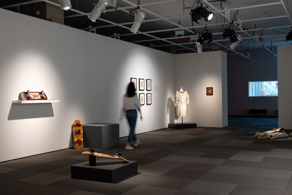 nicklegalleries's tweet photo. Opening Reception!

Where we Gather, the Land Speaks
Curated by Sophie Garcia
June 5 at 5pm in Nickle Galleries

Registration link in bio or visit the website!

Featuring artists:

Lucas Hale
Lori Scalplock
Elijah Wells

#NIHM #Indigenous Art https://t.co/q2jnTlpCH7