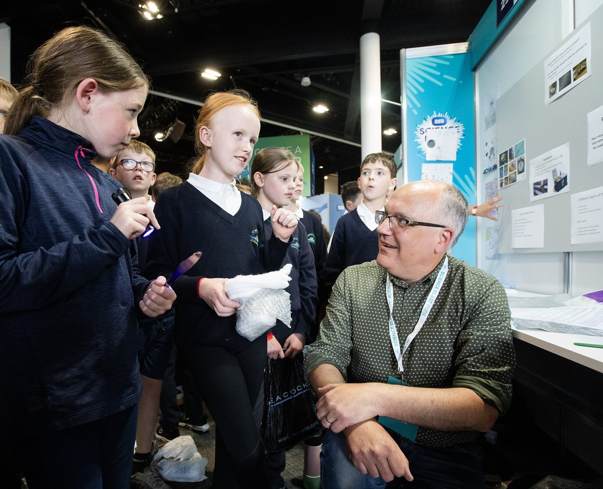 esbscienceblast's tweet image. What a day in Belfast! We had an absolute ball checking out all your brilliant questions💡.  Thank you to all the schools that travelled far and wide to be with us for the day 🧪🧬