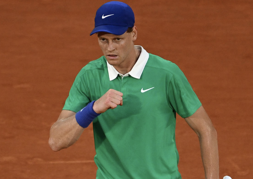 World #1 Jannik Sinner easily beats Alexander Bublik 6-1, 7-5, 6-0 to reach the semifinals at #RolandGarros for the 2nd consecutive year.

6th career Grand Slam semifinal 
19 consecutive Grand Slam win (12-0 in 2025)
Yet to lose a set