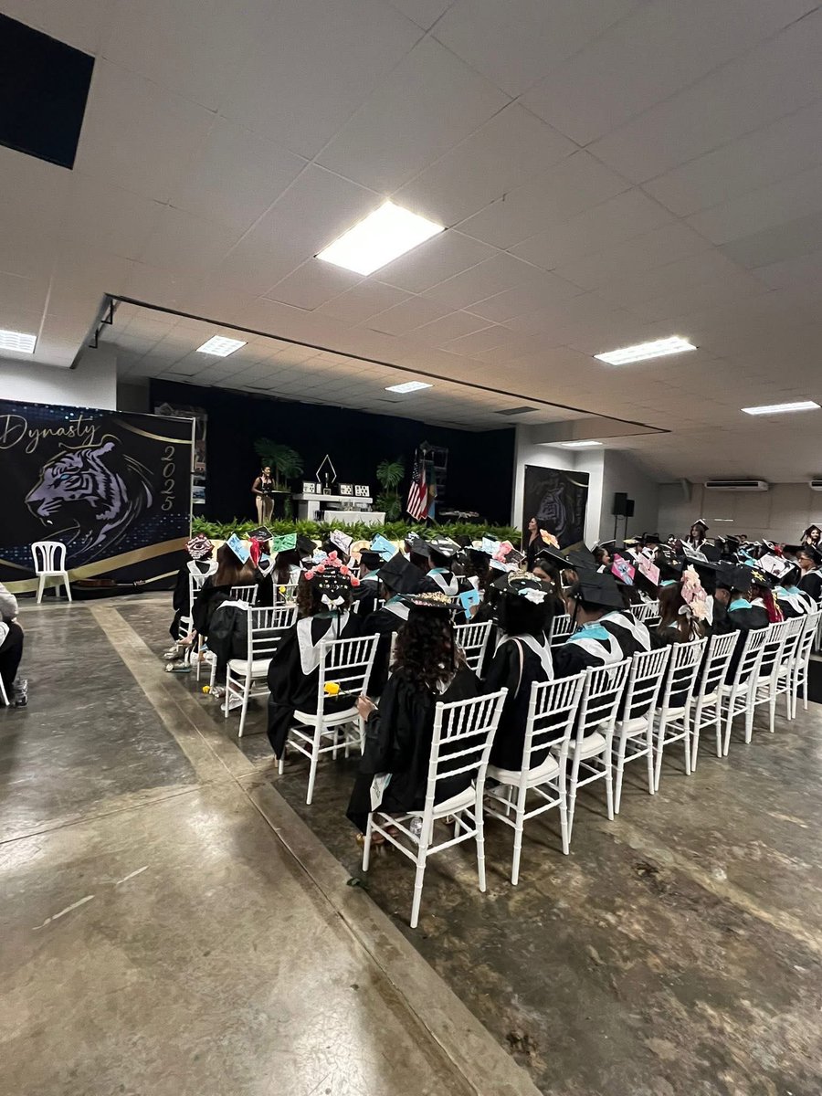 jbarlucea2's tweet photo. Comparto más fotos de las graduaciones en las que estuvimos entregando reconocimientos ayer. 🎓🥇

Participamos de la graduación de la Escuela Superior Áurea E. Quiles Claudio en Guánica y la Escuela Superior Luis Muñoz Rivera en Utuado. https://t.co/G6334ShIIi