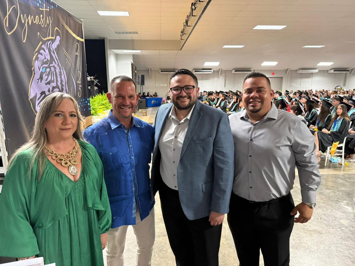 jbarlucea2's tweet photo. Comparto más fotos de las graduaciones en las que estuvimos entregando reconocimientos ayer. 🎓🥇

Participamos de la graduación de la Escuela Superior Áurea E. Quiles Claudio en Guánica y la Escuela Superior Luis Muñoz Rivera en Utuado. https://t.co/G6334ShIIi
