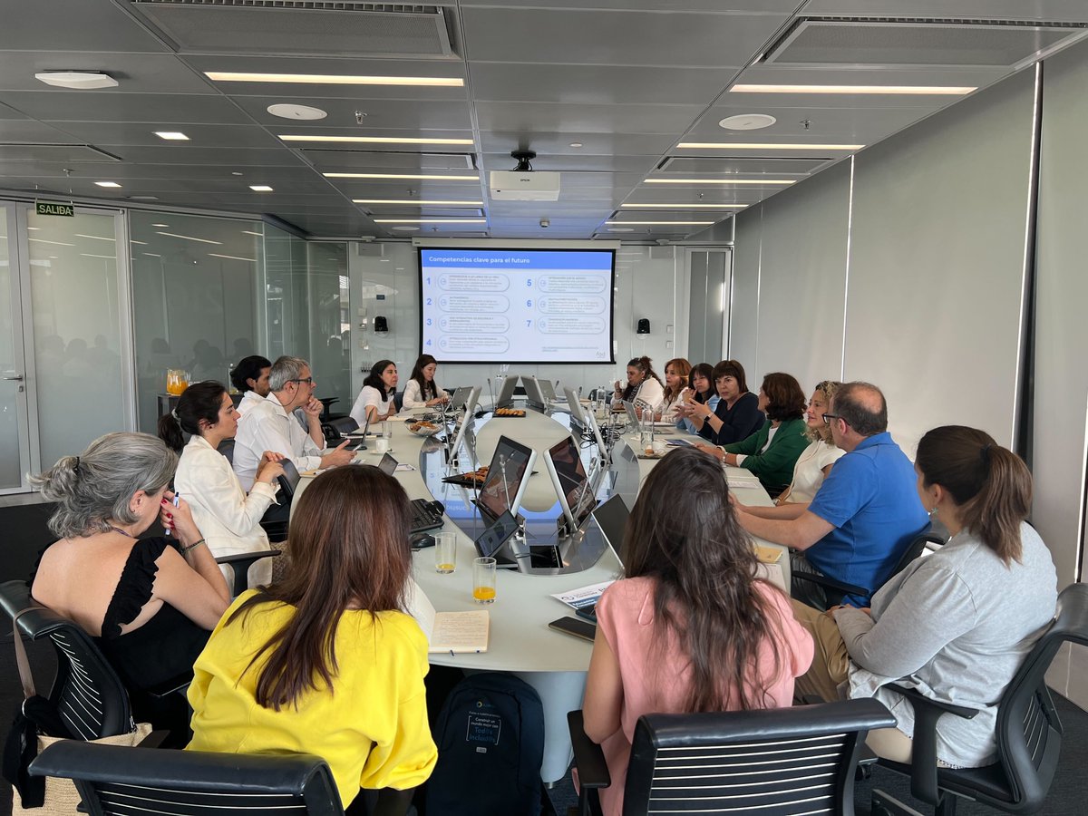 FadJuventud's tweet image. 🔵Lanzamos una nueva etapa en #EducacionConectada.

En un mundo en constante cambio, desde Fad Juventud y @BBVA_espana queremos seguir adaptándonos a las necesidades de la juventud.

Por ello, este 2025 renovamos la misión de Educación Conectada con más contenidos y formaciones,…