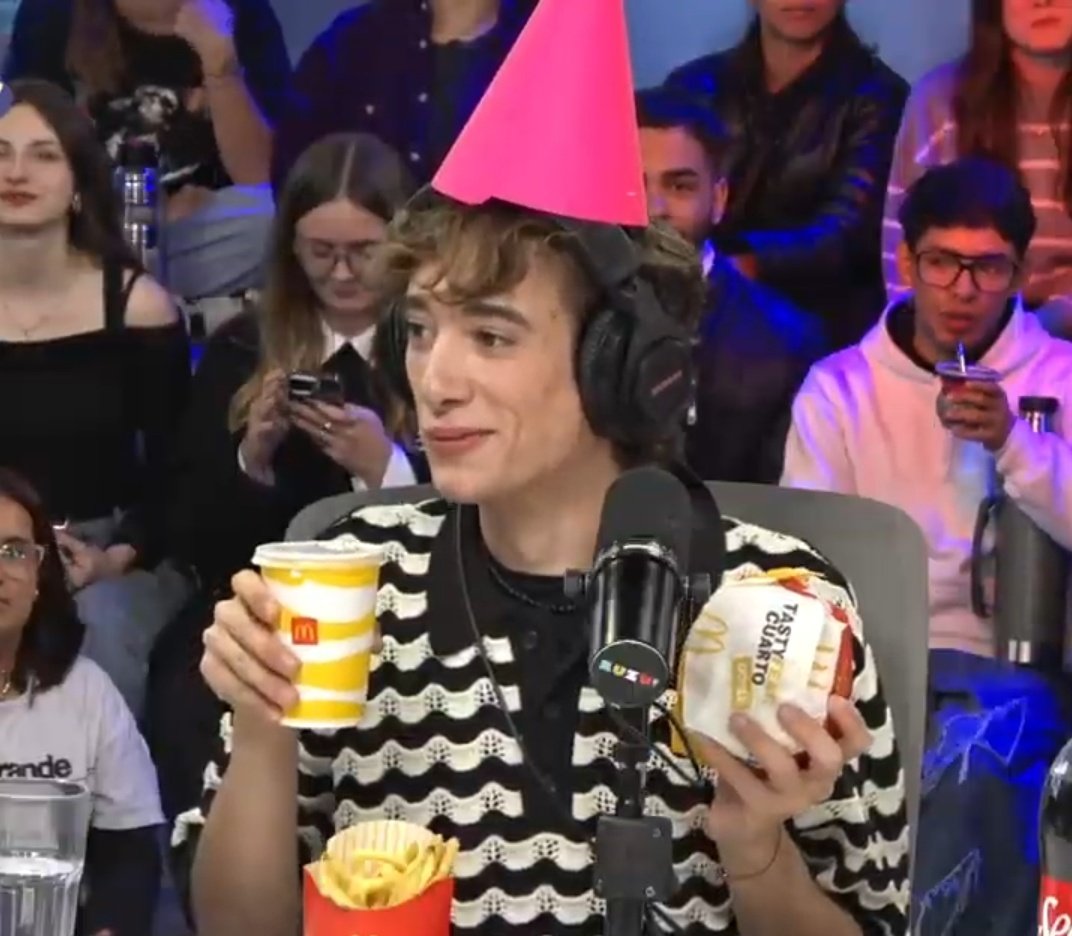 -ya estas grande.....
--yo en el cumple de mi primita 
#PatriaYFamilia