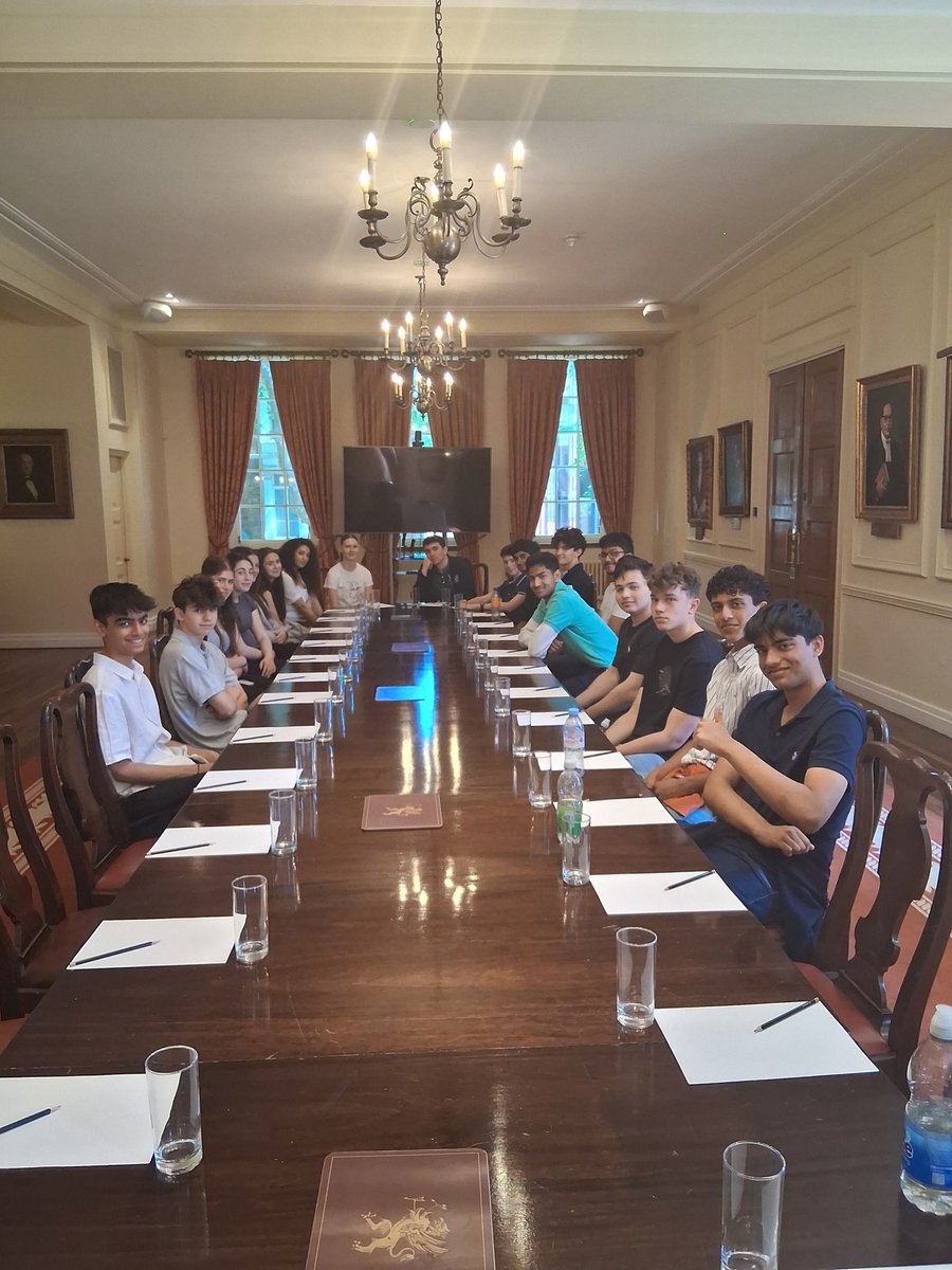 Our Sixth Formers, stepped into the heart of the British justice system with a visit to the Old Bailey, the Central Criminal Court of England and Wales. ⚖️ Read Mr Walters’ account of the day: buff.ly/eTxKWgG