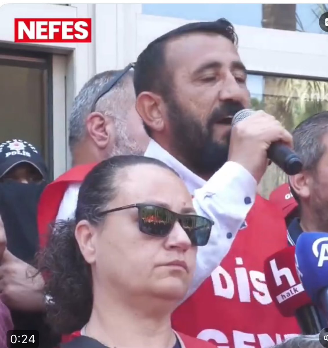 Halkın seçtiği İzmir Belediye Başkanı Cemil Tugay beye  “Allah var çok güzel temizlik yapıyorsun” diye alay eden bu şahsı İzmir Belediyesinde istemiyoruz.!!