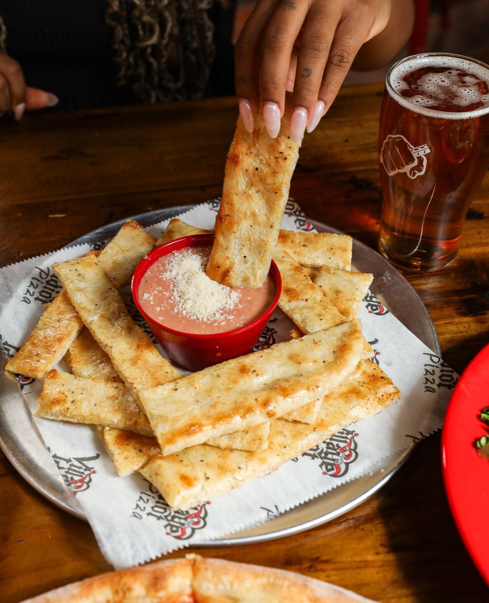 It’s #NationalCheeseDay 🧀
Celebrate accordingly: mozzarella sticks or our melty Italian Cheese Dip. You know the drill. 👏🧄🔥