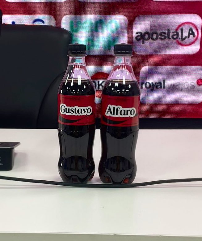 Mathicalabrese's tweet photo. Iba a dejar de tomar Coca Cola pero pasaron cosas. https://t.co/EV2a7XtFhT