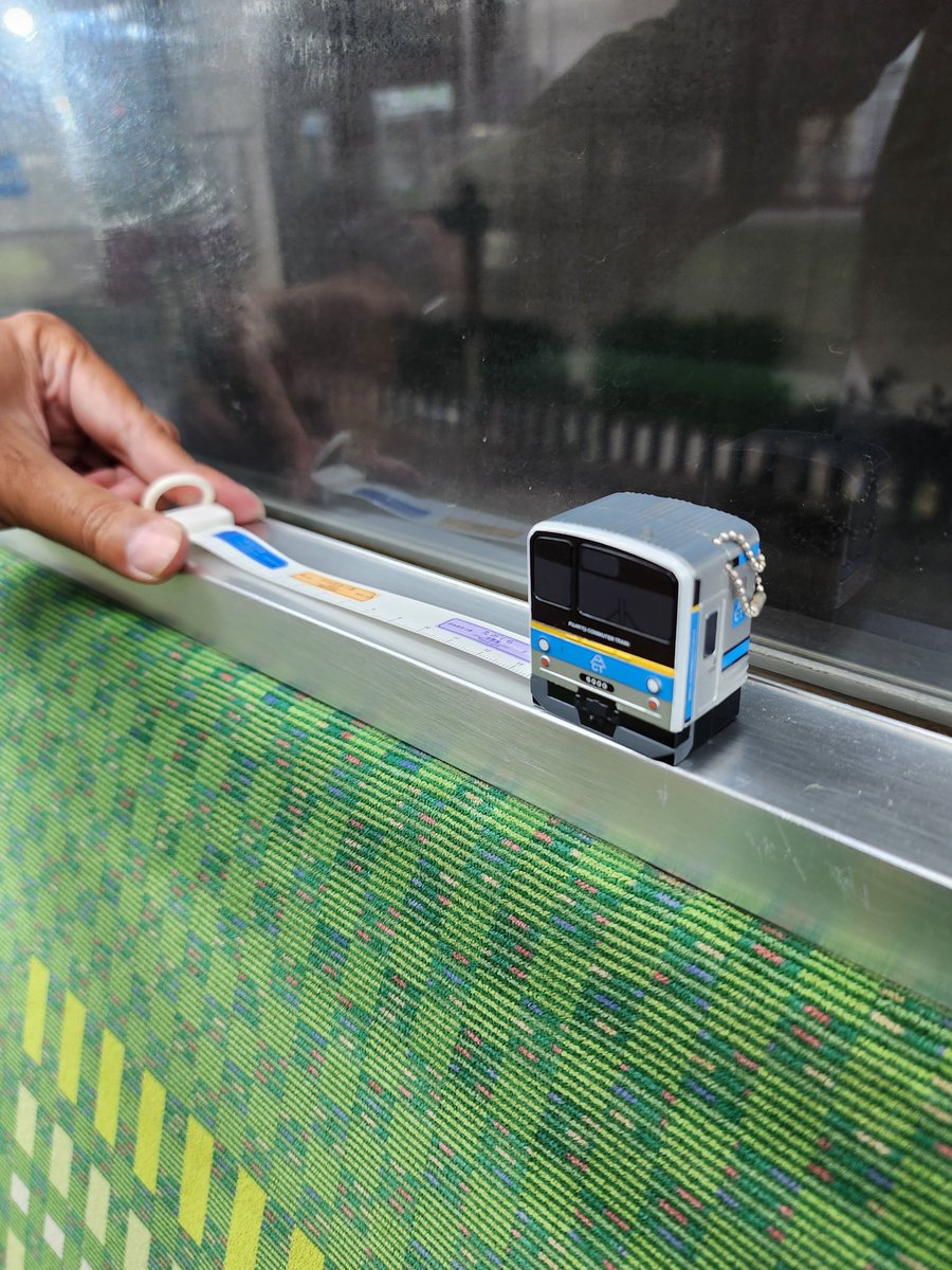 iseng ngukur perbandingan panjang kursi KRL CRRC vs JR 205. 

Ternyata wow beda cukup jauh. Pantes naik KRL CRRC di bangku panjang 7 orang berasa naik angkot. 

Ada yang bisa tebak beda berapa cm?