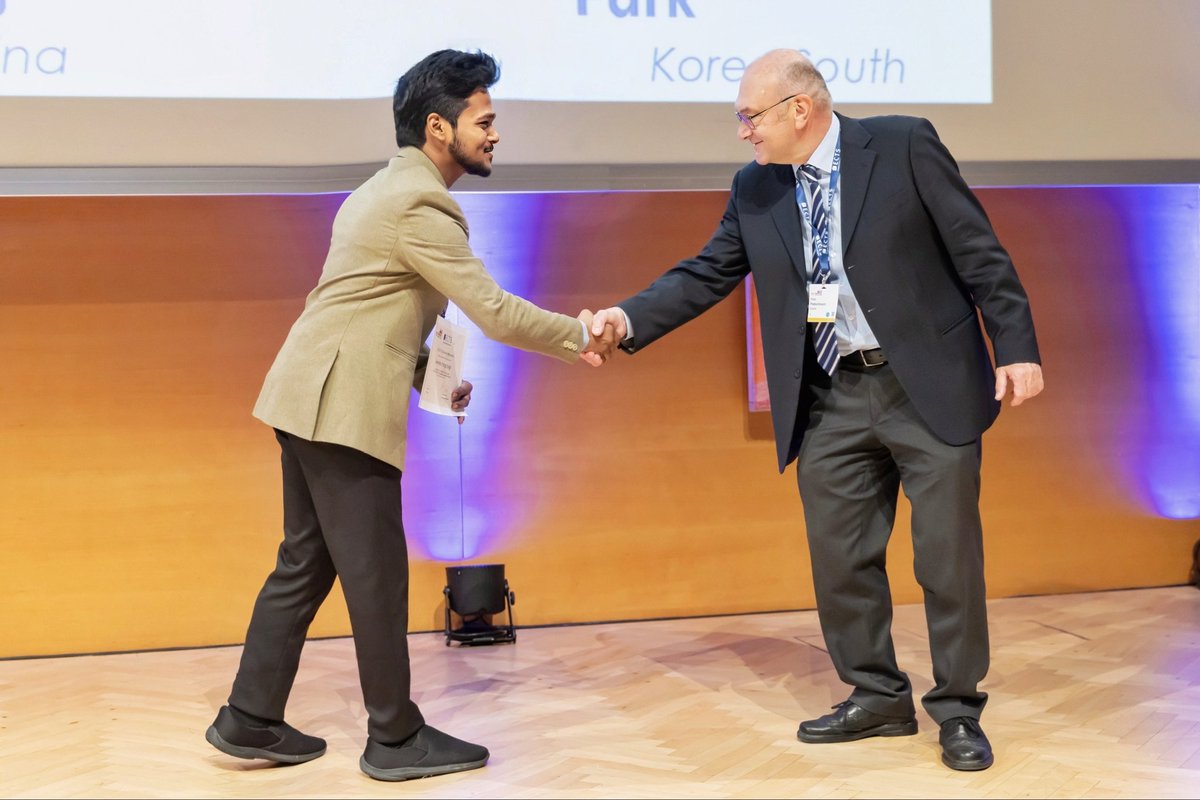 DivyaSingh_lab's tweet image. Another proud moment for LSS102! 🎉
Our lab member Mr. Devendra Pratap Singh @DevPS23 clinched the East-Meets-West Award at the 52nd ECTS Congress in Innsbruck, Austria (23–26 May 2025) 🏆Shining on the international stage! 🌍🧬🧑‍🔬  @Divya213 @CSIR_CDRI @cdriacademy @AcSIR_India