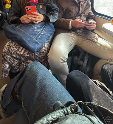 Volle tweede klas en dan zo’n soepjurk. Ik ben oud, maar zal hier nooooooit aan wennen