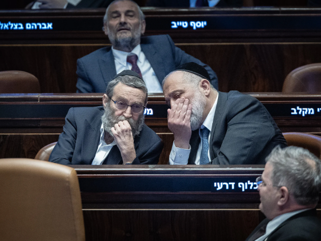 4/4 - Al caer la coalición de Netanyahu por debajo de los 61 asientos necesarios, el Presidente Isaac Herzog puede disolver la Knesset y convocar nuevas elecciones para este mismo 11 de junio (?).
- ¿Se puede evitar la disolución del parlamento? Si. Pero Netanyahu necesitaría que