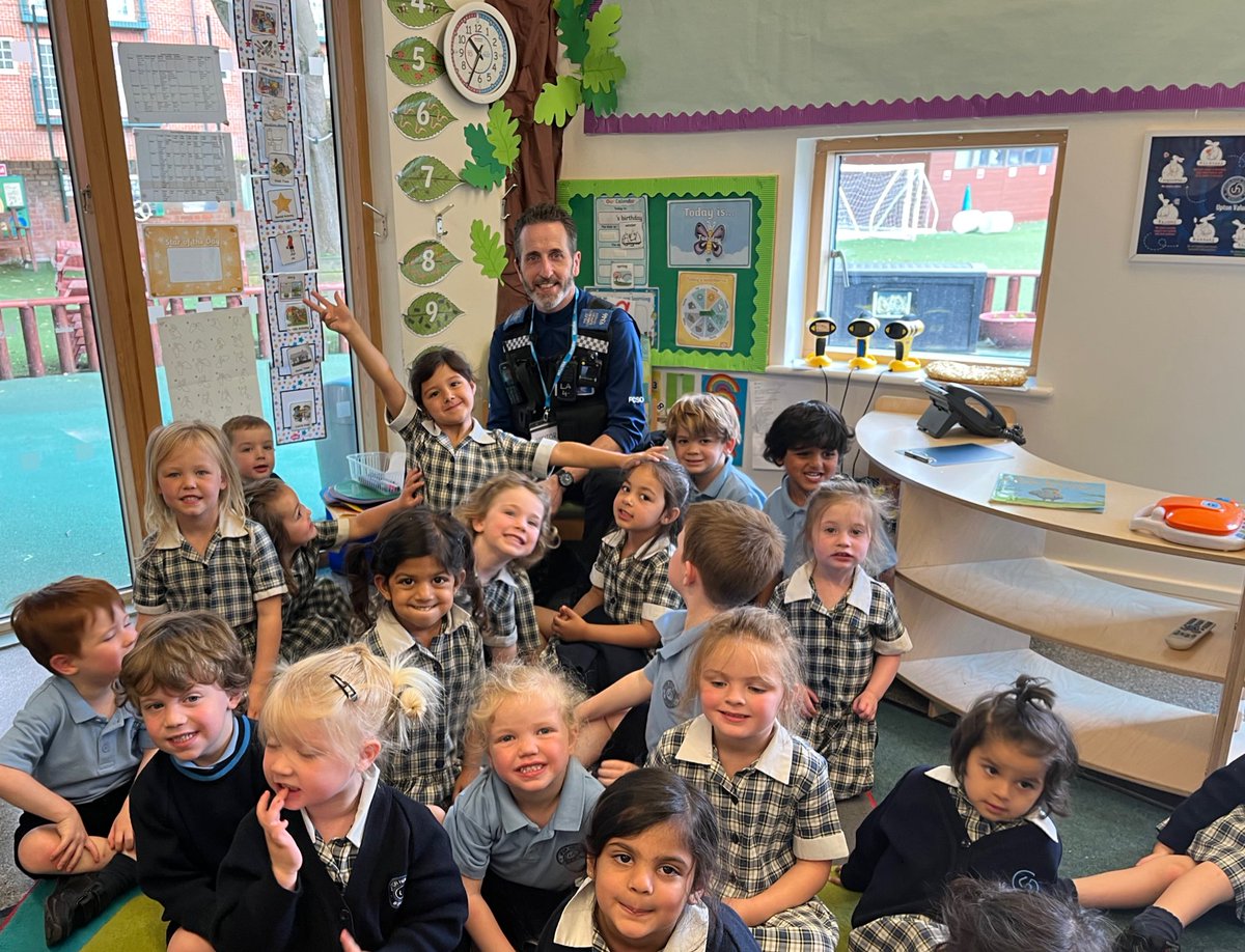 Oaks welcomed PCSO David Bullock in to read one of his wonderful books PC Ben and teaching our children about road safety! 🚗🛑 They loved learning how to stay safe. 🚦