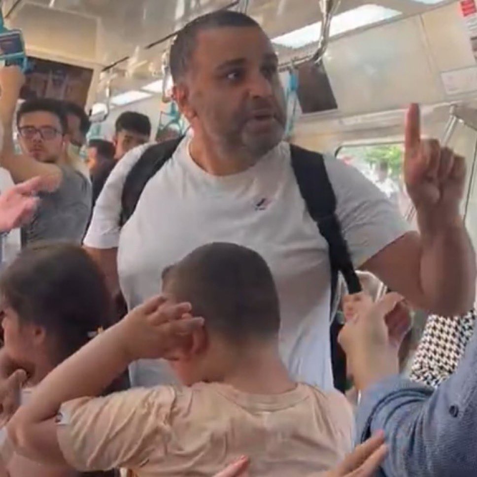 Marmaray'da darp edilen baba hakkında, trende bulanan genç kadına hakarette bulunduğu gerekçesiyle soruşturma başlatıldı.