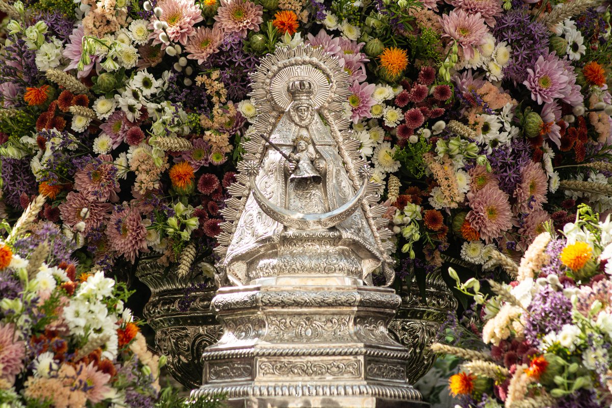 📍La <a href="/HdadRocioEcija/">HdadRocioEcija</a>, tras cruzar el río Guadalquivir, ha presentado ante la Parroquia de la Estrella en su caminar hacia El Rocío.

Allí ha sido recibida por la <a href="/EstrellaCoria/">Hermandad Sacramental Ntra. Sra. de la Estrella</a> en el año de la coronación canónica de su titular.

#ElRocio25