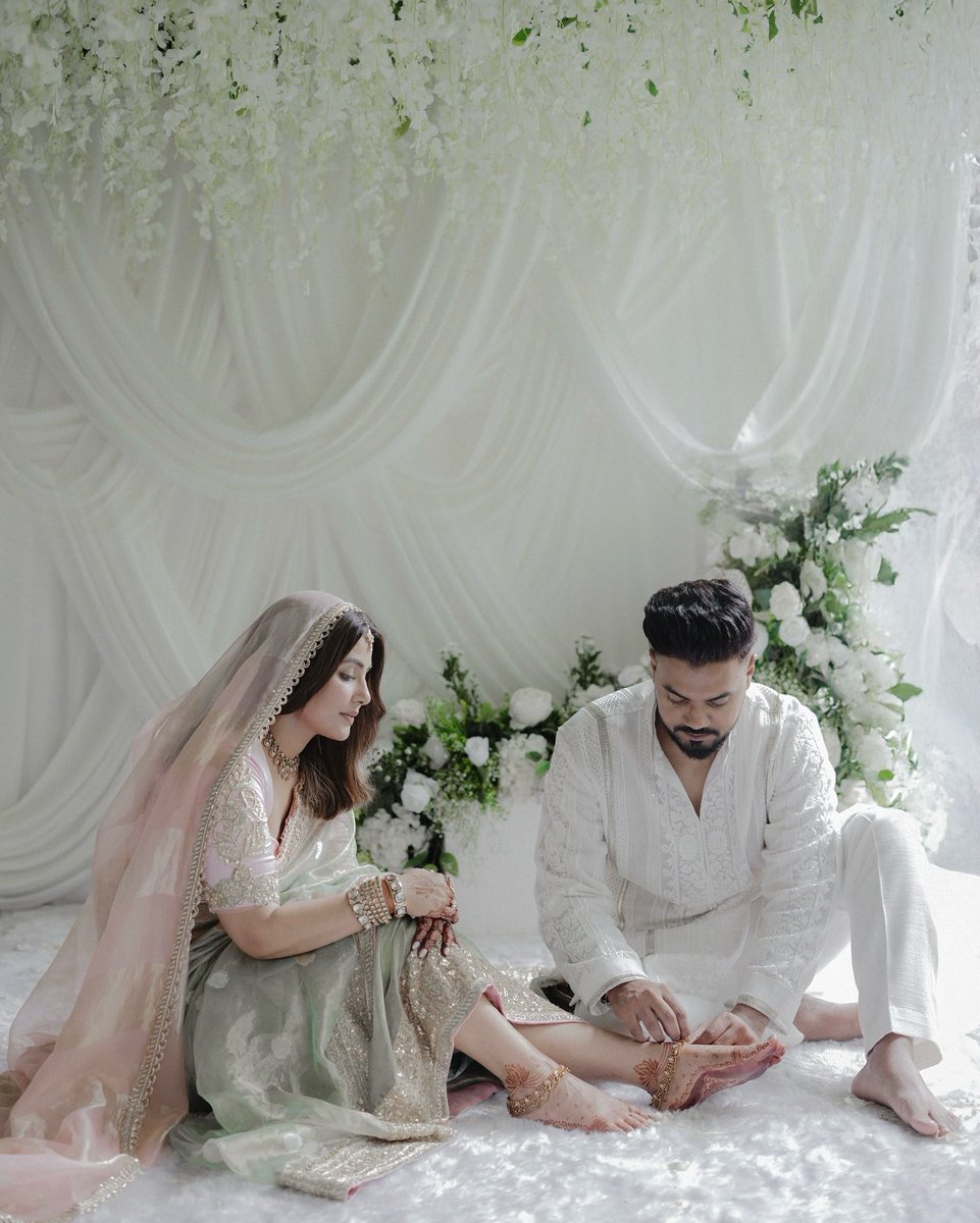 Omg what i saw is definitely i couldn’t believe 🥹 these 2 got married 🥹❤️ and the minimalist bride has my all heart ❤️ 
God bless them both with everything ❤️❤️
Congratulations <a href="/eyehinakhan/">Hina Khan</a> <a href="/JJROCKXX/">ROCKY</a>