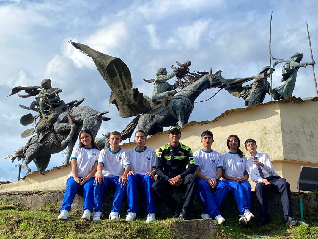 👮‍♂️✨ En los destinos más visitados de Colombia🇨🇴, nuestros policías están presentes, orientando y protegiendo a nuestros niños, niñas y adolescentes.

Con presencia y acompañamiento garantizamos entornos seguros 🛡️ para su bienestar 🌞🌴.

#JuntosPorLaNiñez #TurismoSeguro