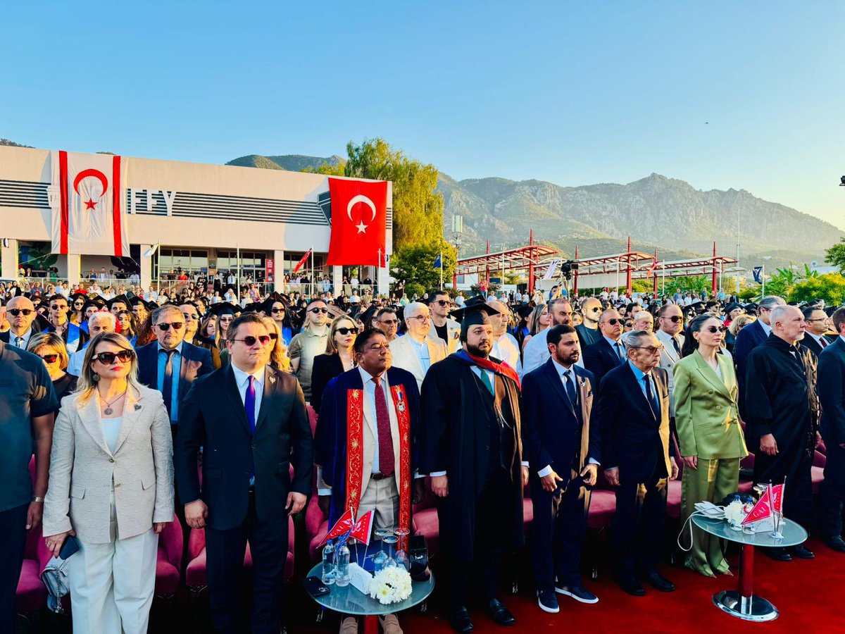 🎓 Fahri Doktora Onuru

Sektördeki 19. yılımda, böylesi anlamlı ve özel bir ödüle layık görülmekten tarifsiz bir onur ve mutluluk duydum. Eğitim alanındaki yolculuğumda, ülkemizin dört bir yanında gerçekleştirdiğimiz eğitim girişimleri ve bu yolda attığımız her adım benim için