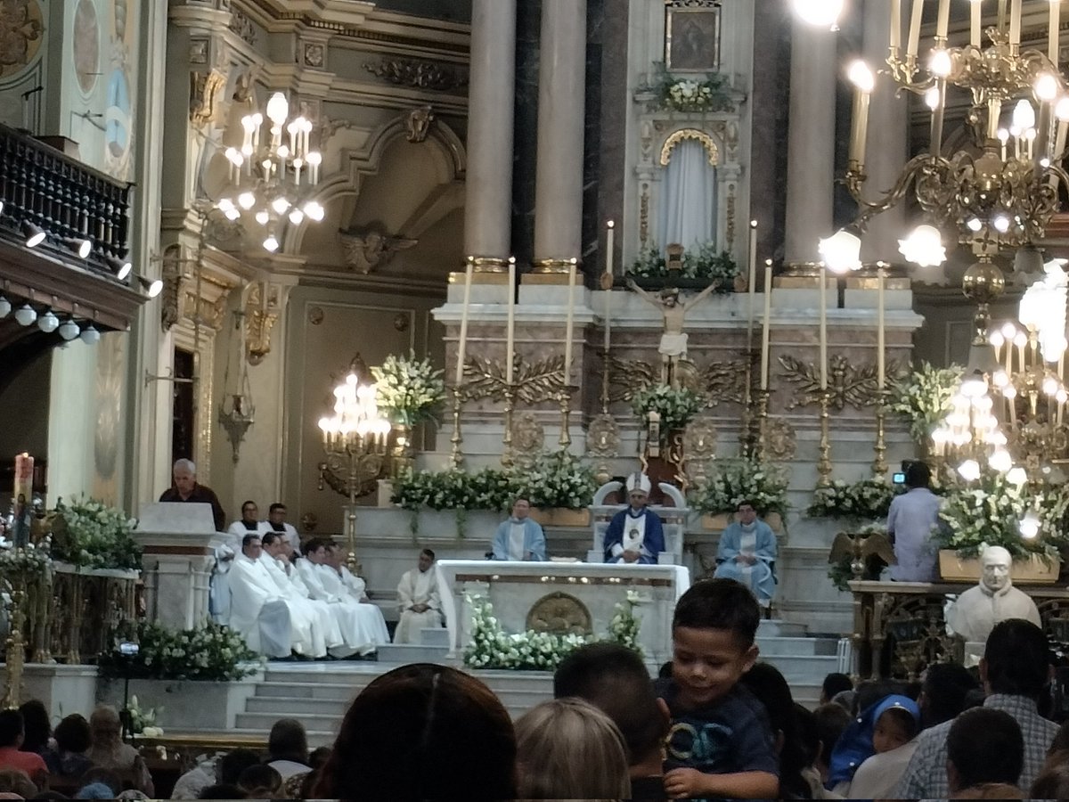 Repleta la Catedral Metropolitana de León en la Misa Solemne de la Madre Santísima de la Luz, presidida por el Arzobispo Jaime Calderón... Familias completas acuden a agradecer y a pedir su protección <a href="/ELPODERNOTICIAS/">El Poder de las Noticias León</a> <a href="/IglesiaMexico/">CEM</a>