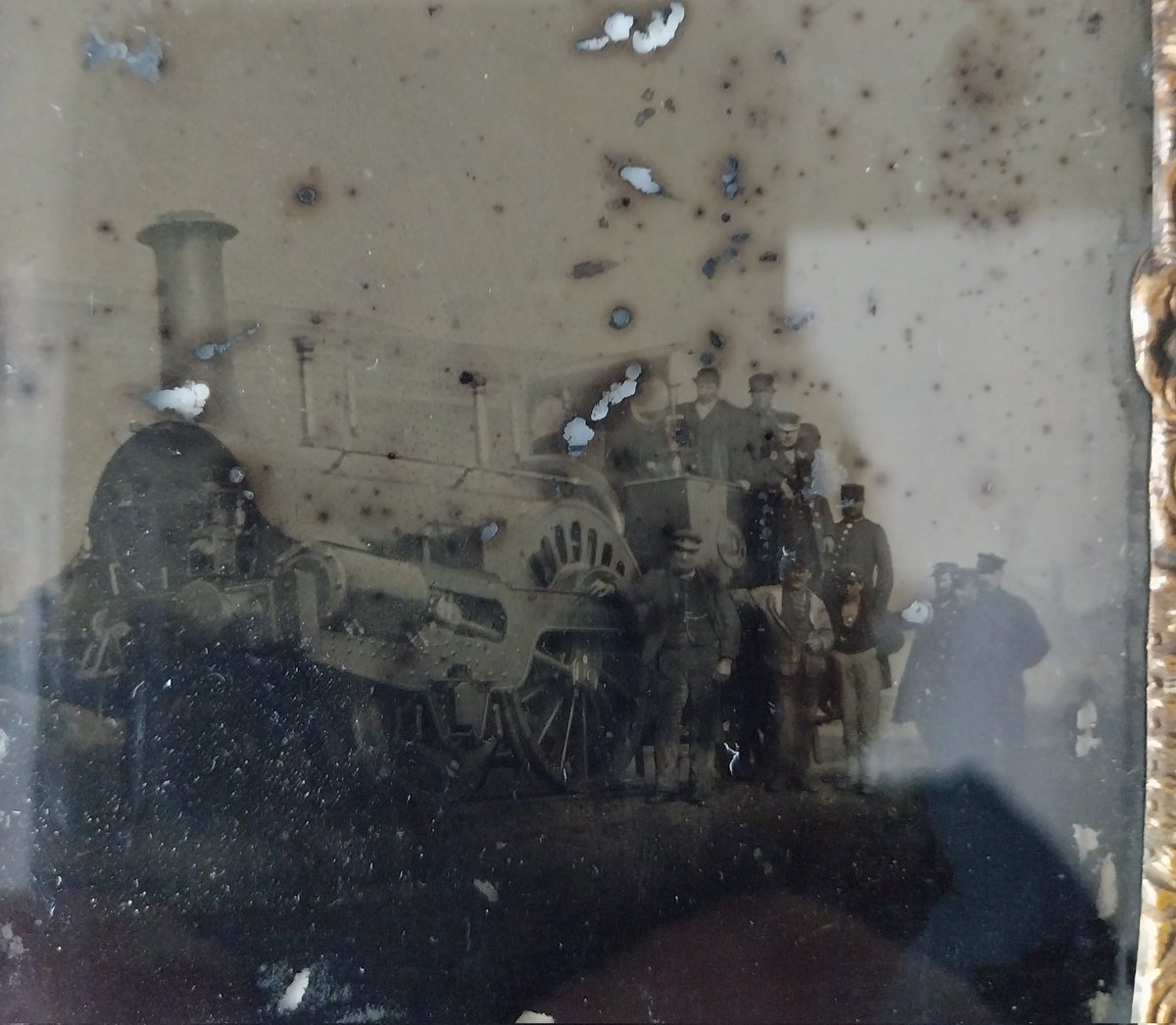 Help also needed in dating this damaged image.