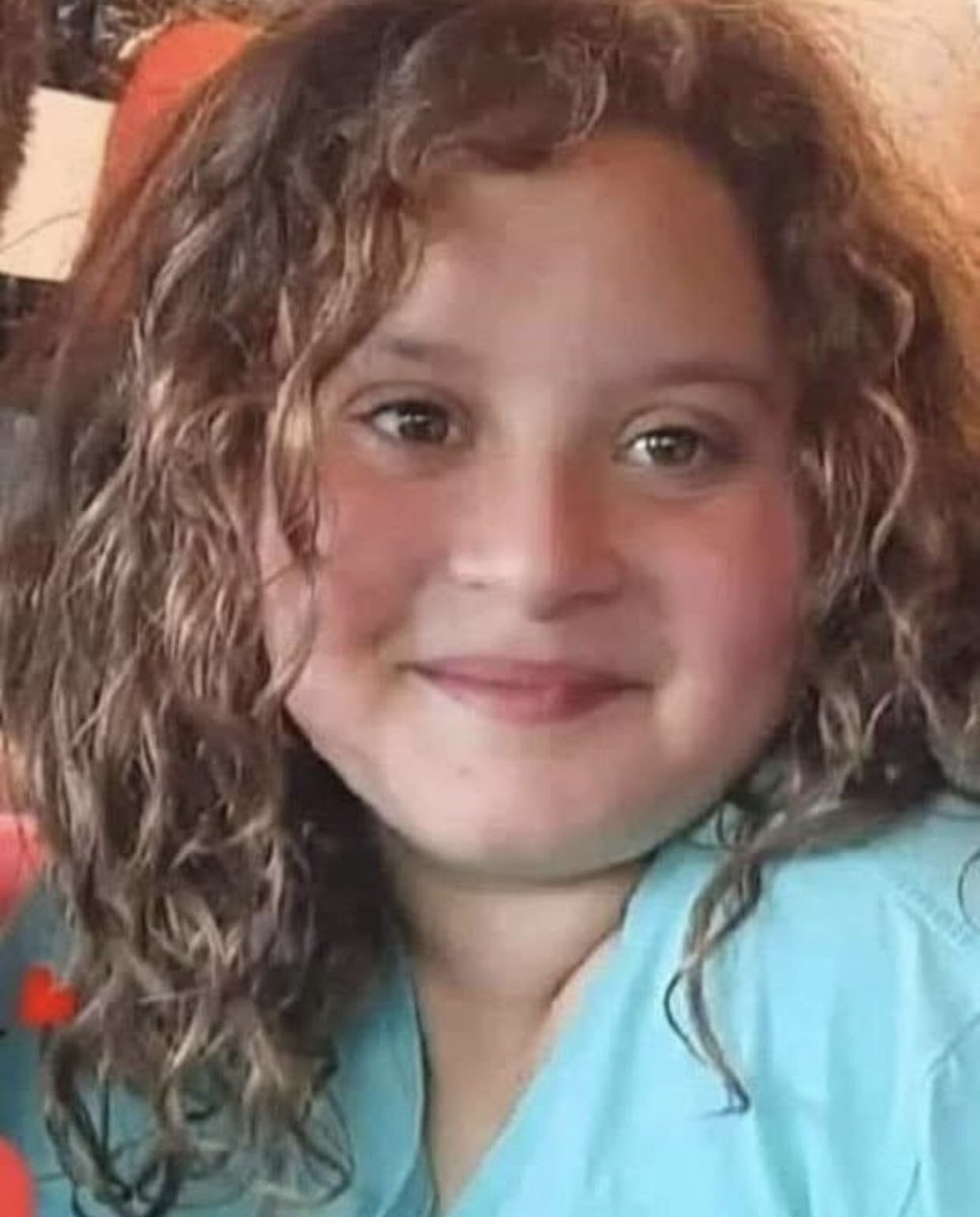 An dich, Rima Hassan, und alle Akrobaten deiner Gaza-Flottille:

Mut bedeutet, den Terroristen entgegenzutreten.

Mut bedeutet, sie anzuflehen, mich am Leben zu lassen, denn am nächsten Tag hatte ich Schule.

Mein Name ist Liel Hatzroni.
Ich war 12 Jahre alt. Am 7. Oktober haben