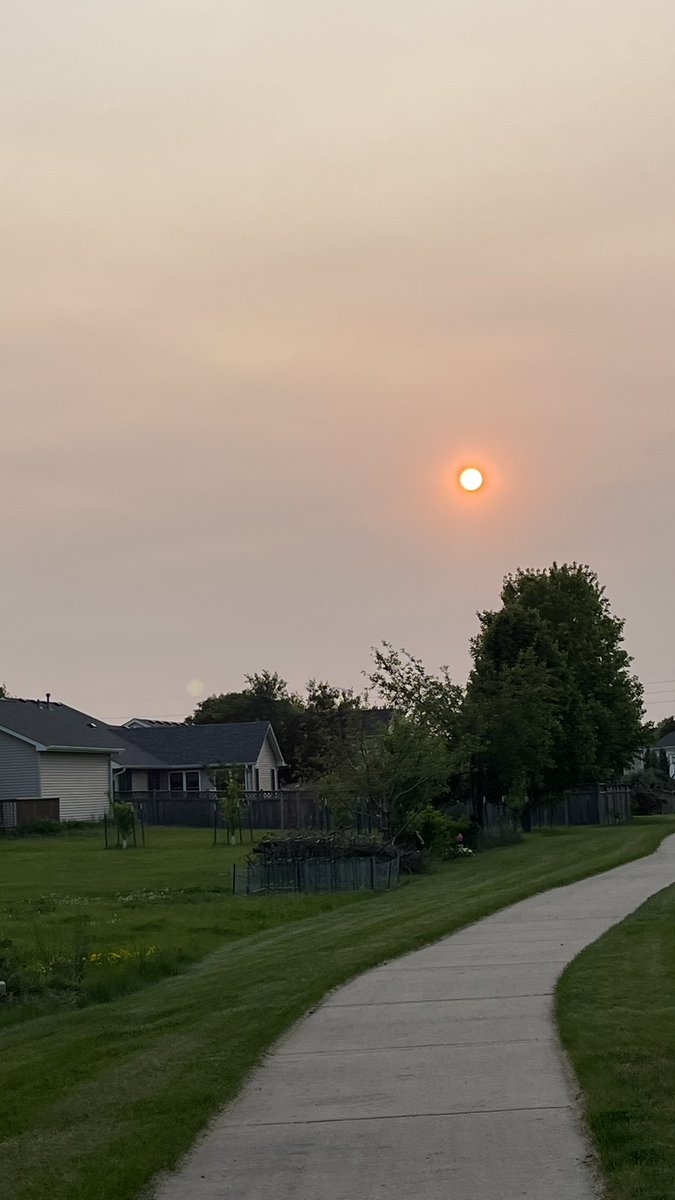 Crazy_soulA's tweet photo. Canadian 🔥 fire effects #Usa sun 🌞 
Today air breath very poor quality . 
#Canadianfire 🍁 #Myclick https://t.co/Nnmp7eCmUV