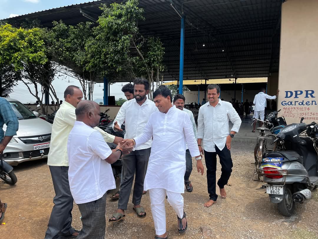 RaoIngili's tweet photo. నేడు పరకాలలో రాకేష్ రెడ్డి అన్నతో..

(చాలా రోజుల తర్వాత పాత జ్ఞాపకాలు నెమరువేస్కోవడం జరిగింది.)
@RakeshReddyBRS 
@BRSparty https://t.co/hHpvsJ6oSZ