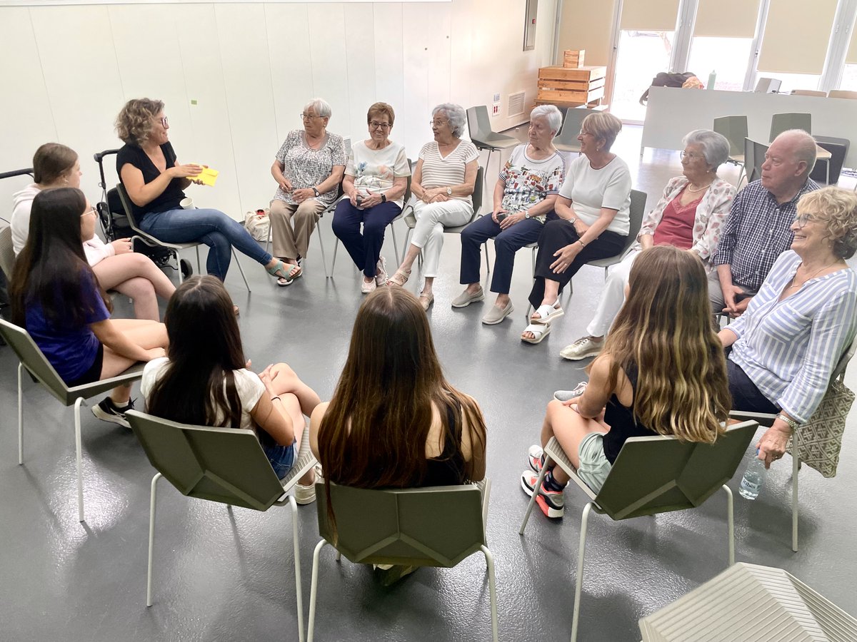 Mireu quins somriures! 😊 Avui el Club dels Dimecres ha acomiadat el curs a la Biblioteca 👋

Aquest projecte de l'@ajgironella ha creat un espai de comunicació entre joves de l'IES Pere Fontdevila que fan el servei comunitari i persones grans del municipi🤝🌱