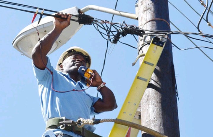 🌟 Gracias al esfuerzo de nuestro equipo directivo, seguimos avanzando hacia un futuro brillante para todos los cubanos. ¡Estamos en línea! #CrecimientoETECSA