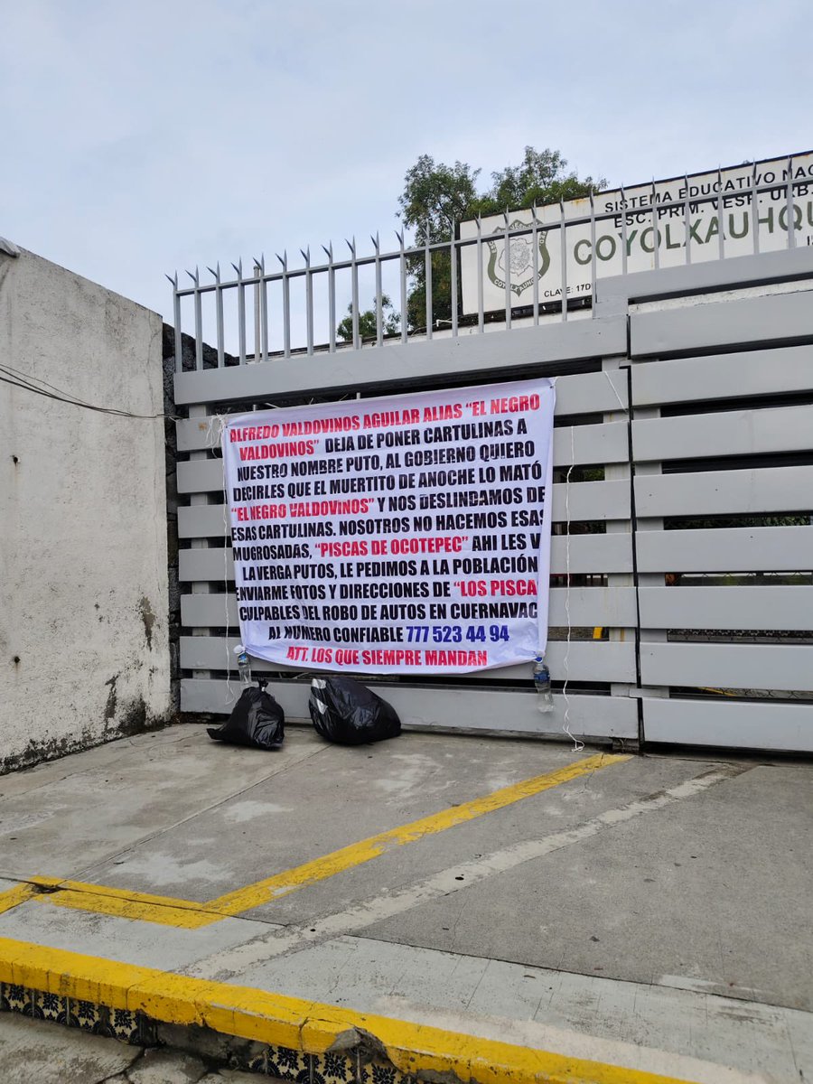 eldatomx's tweet photo. Localizan manta afuera de escuela primaria en Cuernavaca 

La mañana de este miércoles, fue localizada una manta criminal a las afueras de la escuela primaria "Coyolxauhqui", ubicada en la calle Camino Antiguo a Tepoztlán, en la colonia Buena Vista de Cuernavaca. 

Adicional, encontraron dos bolsas negras cuyo contenido resultó ser basura. Los alumnos no acudieron a la escuela hoy debido a actividades del plantel.

Foto: México Ahora