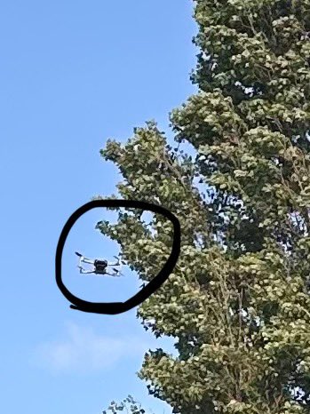 Kom ik net thuis vliegt er meteen een drone op mijn auto af en blijft op 2 mtr ervoor hangen. Ik kon deze 🖕🏼 in bedwang houden. Stap ik uit, beweegt dat ding volledig met me mee en vertrekt pas nadat ik mijn voordeur dicht deed. 
Dit voelt wel heel erg als inbreuk op mijn privacy
