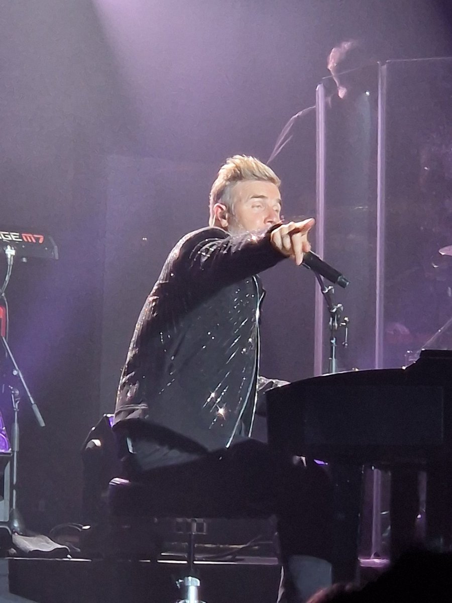 xsim1968x's tweet photo. Amazing night in Newcastle on Monday seeing the wonderful @GaryBarlow 😍🎤🎹🥰xx https://t.co/SDVvhv8hYF