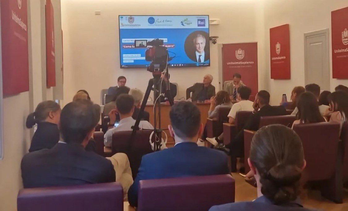 “Ero venuto per ascoltare una lezione magistrale di Marco Travaglio sulla disinformazione, ho invece assistito ad una magistrale disinformazione” (a memoria).

Mi ha accusato di essere un disinformatore; “disinformatore lo dice a sua sorella”, ha poi aggiunto. Alla mia proposta