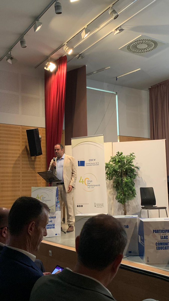 equipCECV's tweet photo. Daniel Gabaldón, profesor titular de sociología de la Universidad de Valencia 
"El desajuste horario y la falta de sueño tienen consecuencias sobre la salud y el rendimiento. La desincronización genera problemas de atención y fatiga, incluso de comportamiento en el aula." https://t.co/5TmLSV7SNX