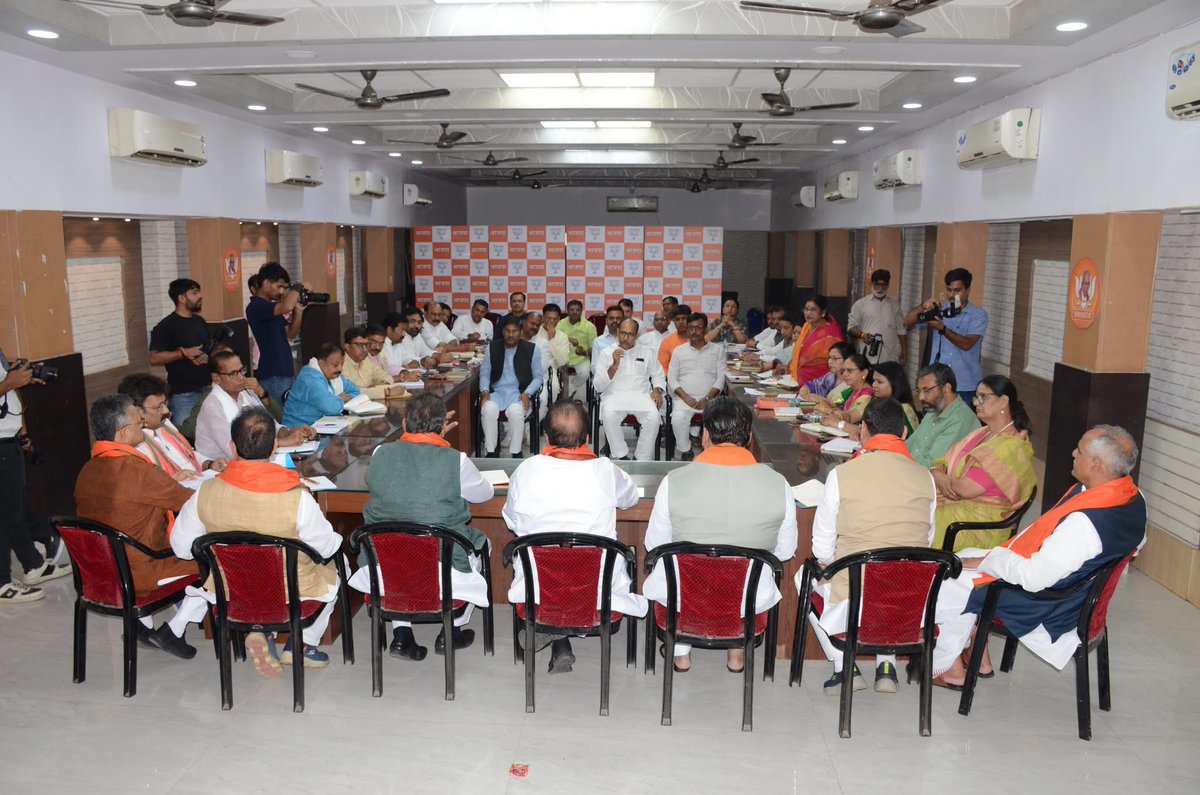 Santosh Ranjan Rai (@santoshranjan_) on Twitter photo आज मा० राष्ट्रीय महामंत्री सह बिहार प्रभारी श्री <a href="/TawdeVinod/">Vinod Tawde</a> जी की उपस्थिति में <a href="/BJP4Bihar/">BJP Bihar</a> के सभी नवनियुक्त पदाधिकारीगण के साथ बैठक में सम्मिलित हुआ।
बैठक में मा० अध्यक्ष <a href="/DilipJaiswalBJP/">Dr Dilip Jaiswal 🇮🇳</a> जी समेत सभी वरिष्ठ नेतागण मौजूद रहें।
#BJP4Bihar #NDA4Bihar #ब्रह्मपुर #जय_महादेव आज मा० राष्ट्रीय महामंत्री सह बिहार प्रभारी श्री <a href="/TawdeVinod/">Vinod Tawde</a> जी की उपस्थिति में <a href="/BJP4Bihar/">BJP Bihar</a> के सभी नवनियुक्त पदाधिकारीगण के साथ बैठक में सम्मिलित हुआ।
बैठक में मा० अध्यक्ष <a href="/DilipJaiswalBJP/">Dr Dilip Jaiswal 🇮🇳</a> जी समेत सभी वरिष्ठ नेतागण मौजूद रहें।
#BJP4Bihar #NDA4Bihar #ब्रह्मपुर #जय_महादेव