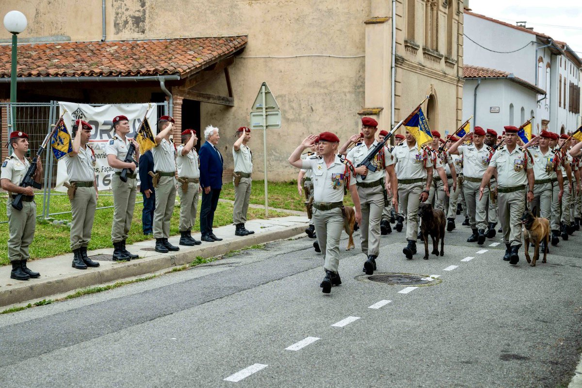 🦅 "La victoire à la pointe de l'épée" :
Passation de commandement de la Compagnie de Commandement et de Logistique. Après deux années d’engagement à la tête des Jaunes, le capitaine Guillaume rend son commandement et le capitaine Johann prend désormais la tête des Jaunes.