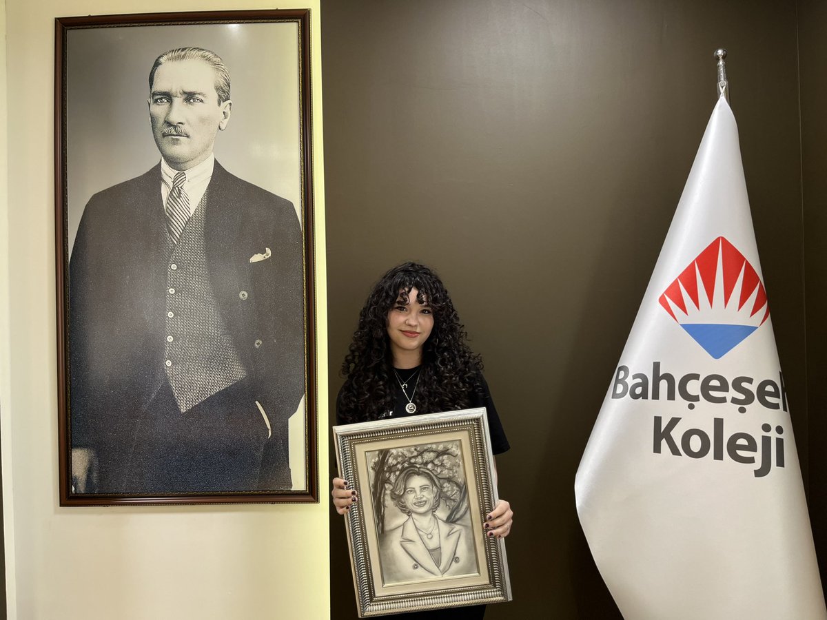 “Çocukların Gözünden Ayşe Başkan” 🌼

Öğrencilerimiz, Büyükşehir Belediye Başkanımız Sn. Ayşe Ünlüce’yi kendi hayal güçleriyle resmetti.
Renklerine umut, çizgilerine sevgi kattılar. 💛
Çocukların gözünden bakan bir başkana, çocuklar da sevgileriyle karşılık verdi.
<a href="/ayseunluce/">Ayşe Ünlüce</a>