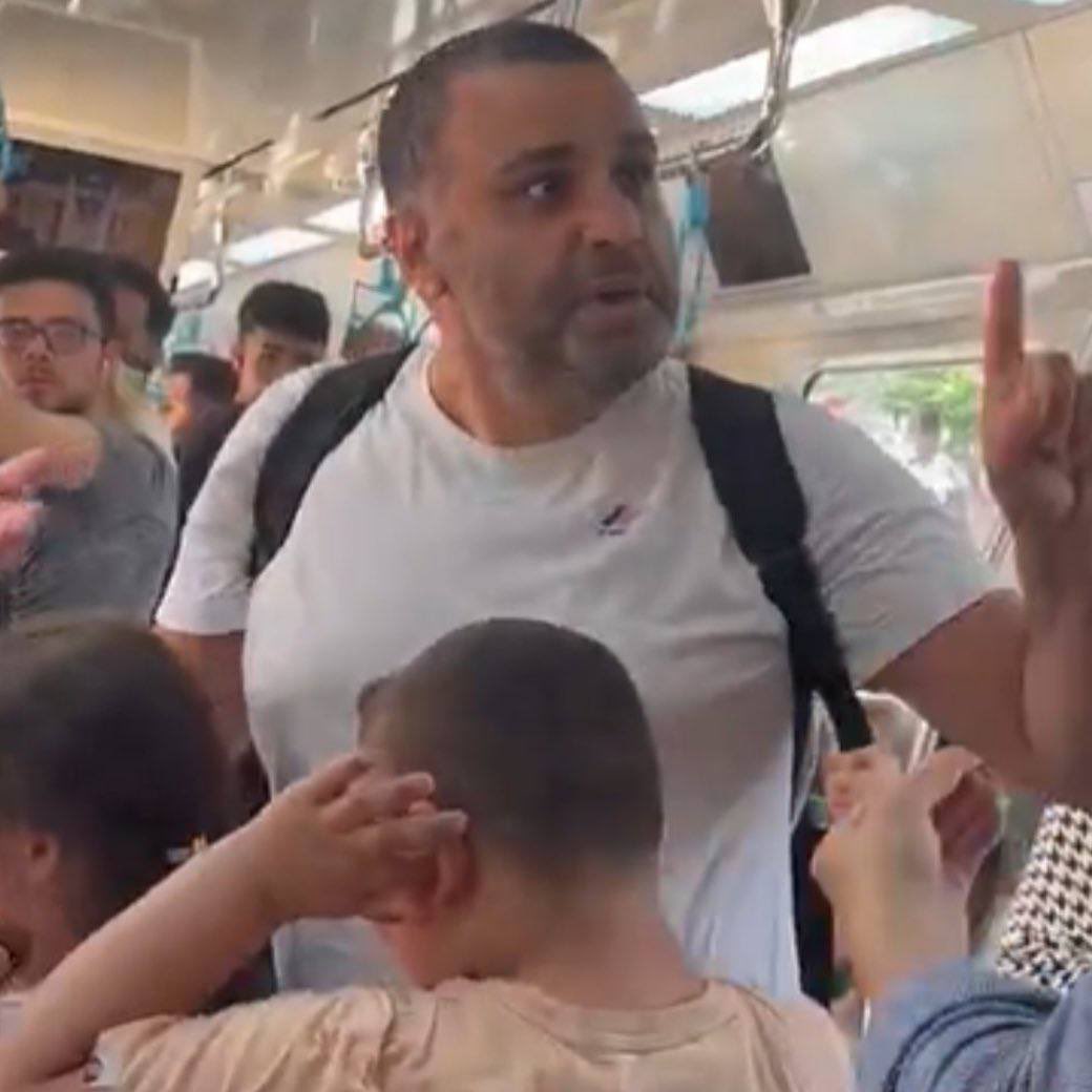 İstanbul - Marmaray'da darbedilen baba hakkında, trende bulunan genç kadına hakaret ettiği gerekçesiyle soruşturma başlatıldı.