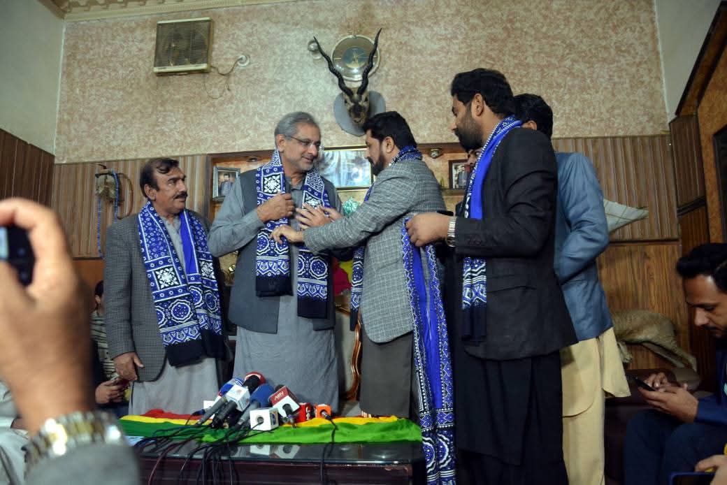 ghazanfarabbass's tweet photo. سابق وزیر اعظم شاہد خاقان عباسی دا سرائیکستان ڈیموکریٹک پارٹی دے مرکزی سیکریٹریٹ دا دورہ... پریس کانفرنس نال خطاب.. سرائیکی صوبے دی مکمل حمایت دا اعلان.
#RanaFarazNoon #Saraikistan #ShahidkhaqanAbbasi #ExPM #jhokeSaraikistan #Multan #SDPUpdates https://t.co/zpiHf35fVb