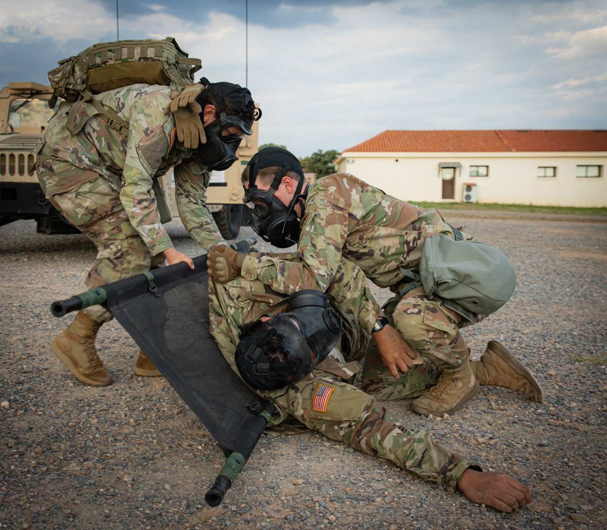 DEFENDER-Europe 25 scenarios are sharpening skills with a fusion of combat medic skills and CBRN training. Soldiers practiced patient care/decontamination wearing protective gear in simulated contaminated environments. 

📸: Spc. Angelina Tran