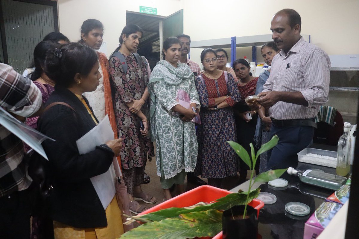 Spices_Board's tweet image. Spices Board joins hands with Kerala Govt for the KERA Project to support small cardamom growers in Idukki. MoU signed &amp;amp; induction training underway! 
@DoC_GoI 
#SpicesBoard #KERAProject #Cardamom #SustainableFarming #IdukkiFarmers #AgriDevelopment