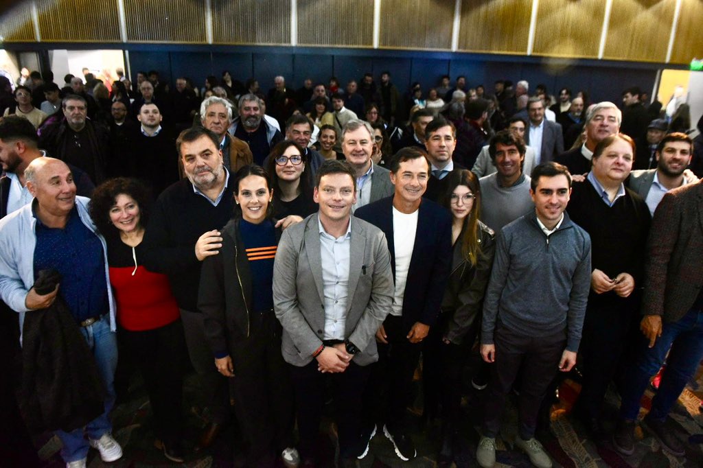 pablonicoletti_'s tweet photo. LANZAMOS AHORA!
Una propuesta sensata, firme y con vocación de gobierno.

AHORA nace para dejar atrás los extremos, el griterío y las promesas vacías.
Representamos a la mayoría que trabaja, cumple y quiere vivir mejor en una ciudad ordenada y segura.

Con la UCR, la CC, el GEN, el Socialismo y referentes como @Lipovetzky y @gbmonzo, lanzamos un espacio amplio, democrático y profundamente platense.

La ciudad no puede seguir esperando.
Es momento de actuar con decisión, planificación y cercanía real con los vecinos.

Vamos a impulsar una consulta popular para que los vecinos se involucren el 7 de septiembre. Queremos una mayor autonomía para decidir qué hacer con el dinero de los impuestos, porque hoy la provincia se lleva cinco veces más de lo que vuelve a La Plata. Necesitamos esos recursos para mejorar la infraestructura y el acceso a los servicios públicos.

Es AHORA. Para ordenar, cuidar y hacer crecer La Plata.