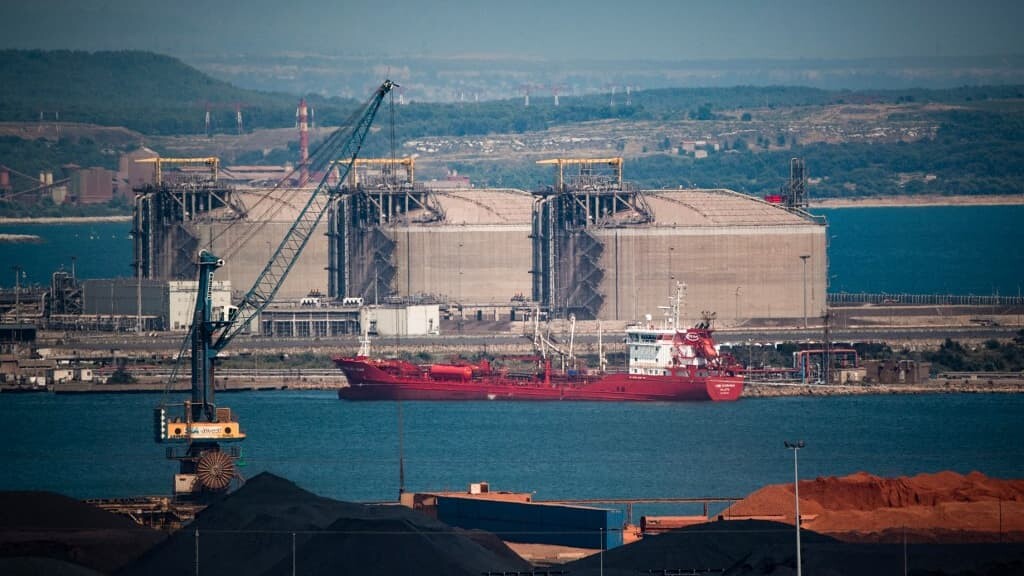BFMTV's tweet image. Des dockers de Marseille bloquent dans le port 14 tonnes de pièces de mitrailleuses qui devaient partir en Israël
l.bfmtv.com/tI2c