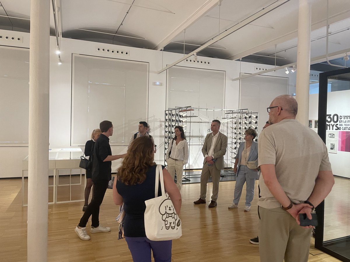 Ahir a la tarda vam rebre els membres d’ACTE Europa (Associació de Col·lectivitats Tèxtils Europees), que es troben a la ciutat per la reunió anual de l’Assemblea General i el Comitè Executiu de l’entitat 🧶

Els hi vam oferir uns visita en anglès per la col·lecció de #CanMarfà🗣️