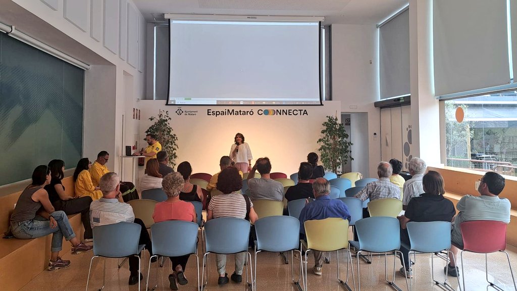 ADF172's tweet photo. #Mataró | Ahir vam fer una xerrada sobre prevenció i autoprotecció en incendis forestals als veïns i veïnes de Mataró. Gràcies a @matarocat pel suport, i sobretot, gràcies als que hi vàreu assistir! Evitar els incendis és cosa de tots. #adfcat #prevencióIF #incendis https://t.co/NKKlSc80c5