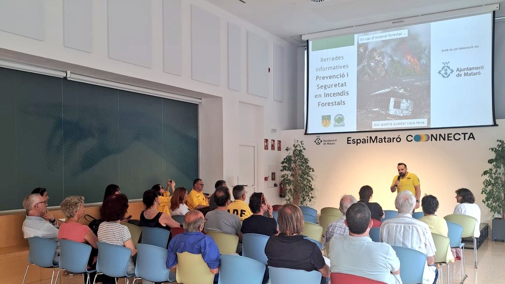 ADF172's tweet photo. #Mataró | Ahir vam fer una xerrada sobre prevenció i autoprotecció en incendis forestals als veïns i veïnes de Mataró. Gràcies a @matarocat pel suport, i sobretot, gràcies als que hi vàreu assistir! Evitar els incendis és cosa de tots. #adfcat #prevencióIF #incendis https://t.co/NKKlSc80c5