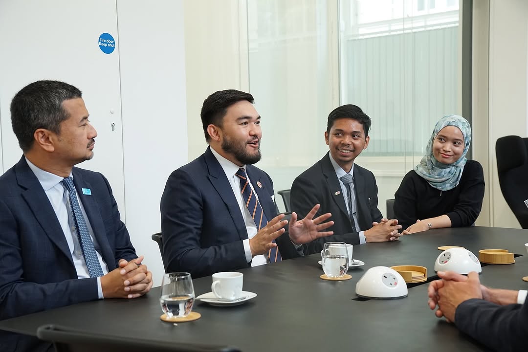 KingsTrustInt's tweet image. It was an honour to welcome Tengku Amir Shah, Raja Muda of Selangor, to our office yesterday & reflect on our shared vision for the #Team programme which through our collaboration with @selangoryouth is building a brighter, more inclusive future for Malaysia’s youth.