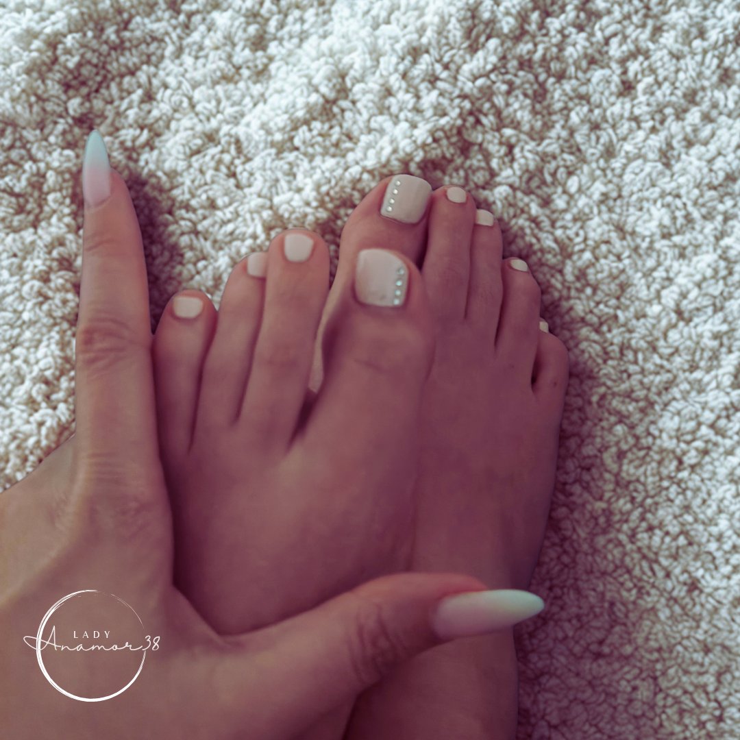 Dein Verlangen kennt nur eine Richtung. 🛐 Spürst du diesen unaufhaltsamen Drang, dich hinzugeben? Dieses tiefe, glühende Verlangen, vor jemandem zu knien, der deine dunkelsten Wünsche kennt und befriedigt? 🔥 Ich bin die Antwort auf all deine Gebete, die Göttin, die deine