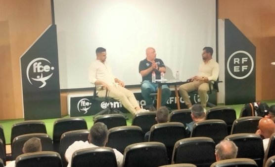 Primera Ponencia
Jornada de Revaluación RFEF-UEFA
Alex Ventura y Javi Chacón coordinadores de la AD Taraguilla: trabajo en sus equipos, perfil de entrenadores y jugadores, 
planificación de temporada y entrenamientos.
<a href="/FedFutbolCeuta/">RFFCE</a>
<a href="/EntrenadorRFFCE/">Entrenadores de la RFFCE</a>
<a href="/EntrenadorRFEF/">Comité de Entrenadores RFEF</a>