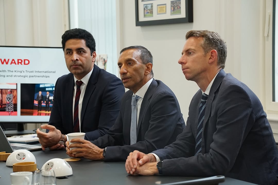 KingsTrustInt's tweet image. It was an honour to welcome Tengku Amir Shah, Raja Muda of Selangor, to our office yesterday & reflect on our shared vision for the #Team programme which through our collaboration with @selangoryouth is building a brighter, more inclusive future for Malaysia’s youth.